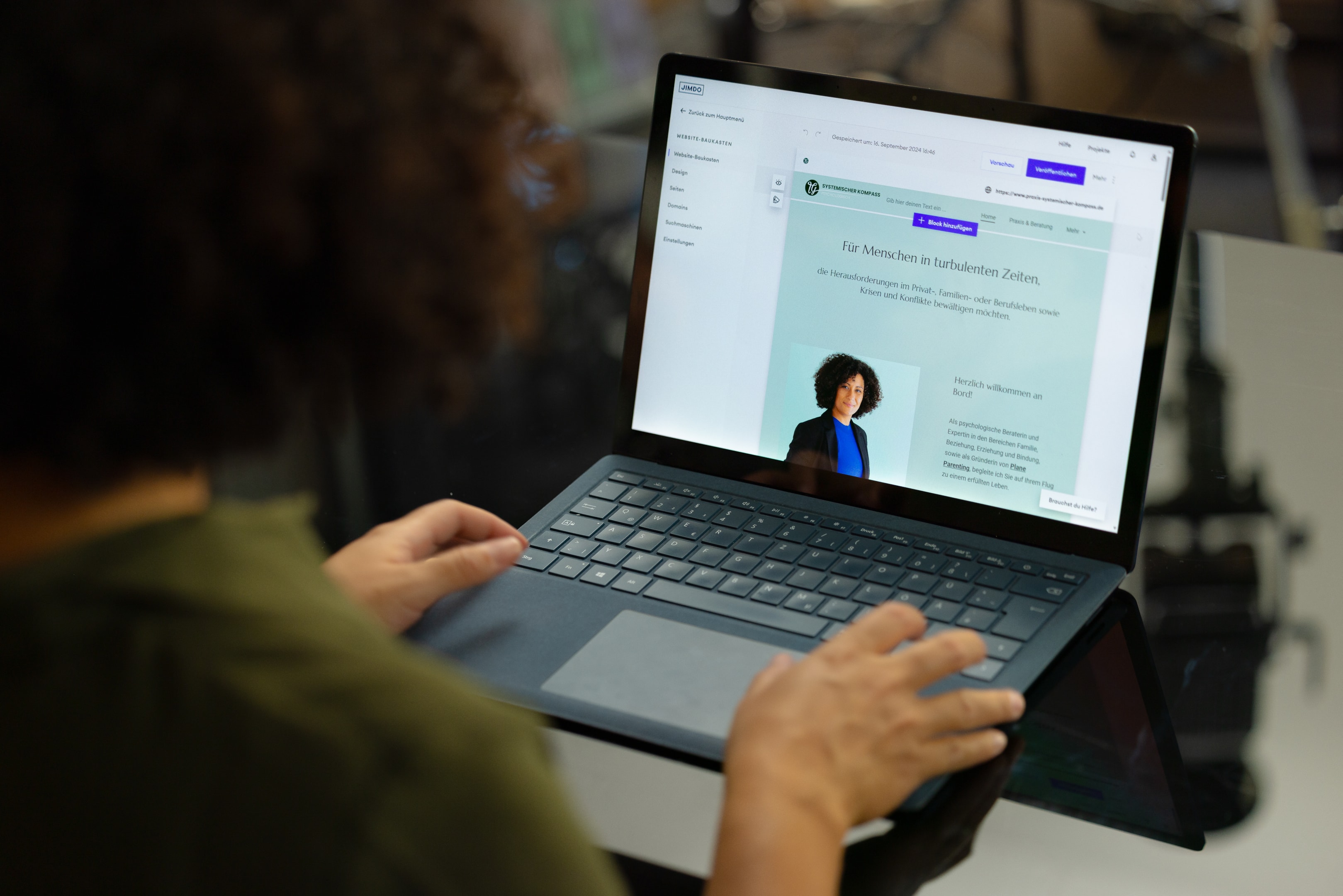 Tahimi Glaser bearbeitet ihre Website und optimiert ihre Unternehmensseite am Laptop für bessere Google-Sichtbarkeit.