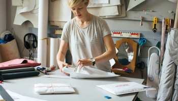 Eine Modedesignerin verpackt ihre Ware